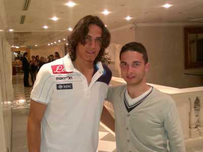 Fabio Poldi, 26enne bolognese con la passione di farsi fotografare con i calciatori: nella sua "carriera" ha raccolto un migliaio di scatti. Qui � con Cavani nel 2012, ai tempi del Napoli